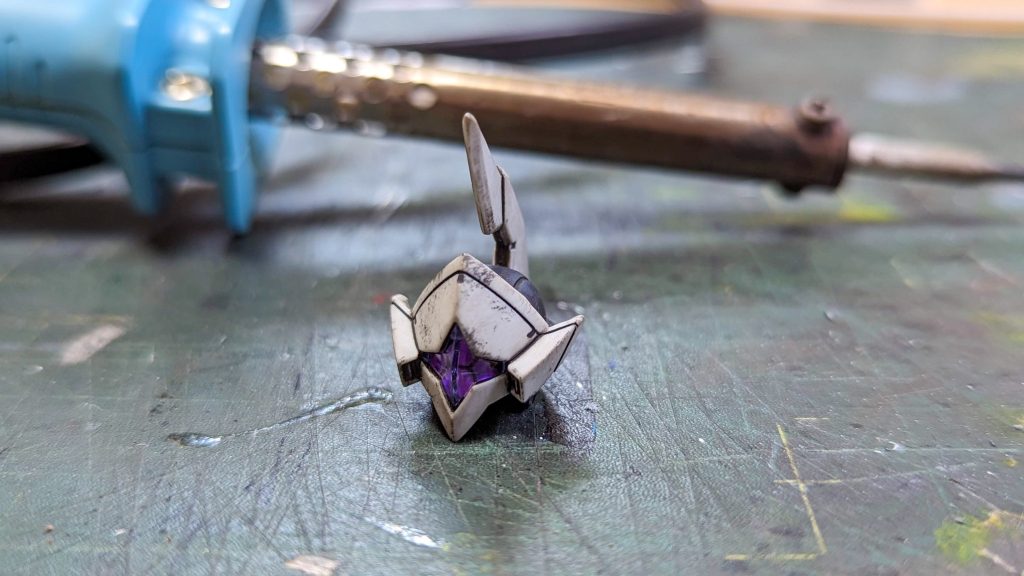 ミカエリスの頭部は側面からはんだごてを突き刺し､UVレジンを盛ることで焼き溶けた金属を表現。レジンが硬化したらマスキングゾルを塗ってクリアレッドと蛍光レッドで塗装。仕上げにウェザリングマスターで焦げを表現しています。