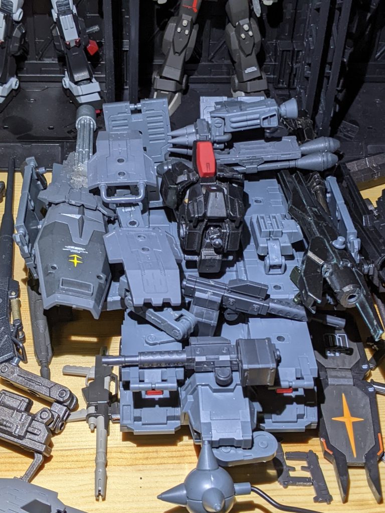 陸戦型ガンダム・シールドガトリング&サブアーム接続型シールド・ビームライフル・スパイクシールド&付属シュツルムファウスト陸戦型ガンダム改・フロントスカート内蔵ハンドガン×2・2連装キャノン×2         or・ビームオーバーハングキャノン・実体剣.バーストサーベル&収納用バックラック