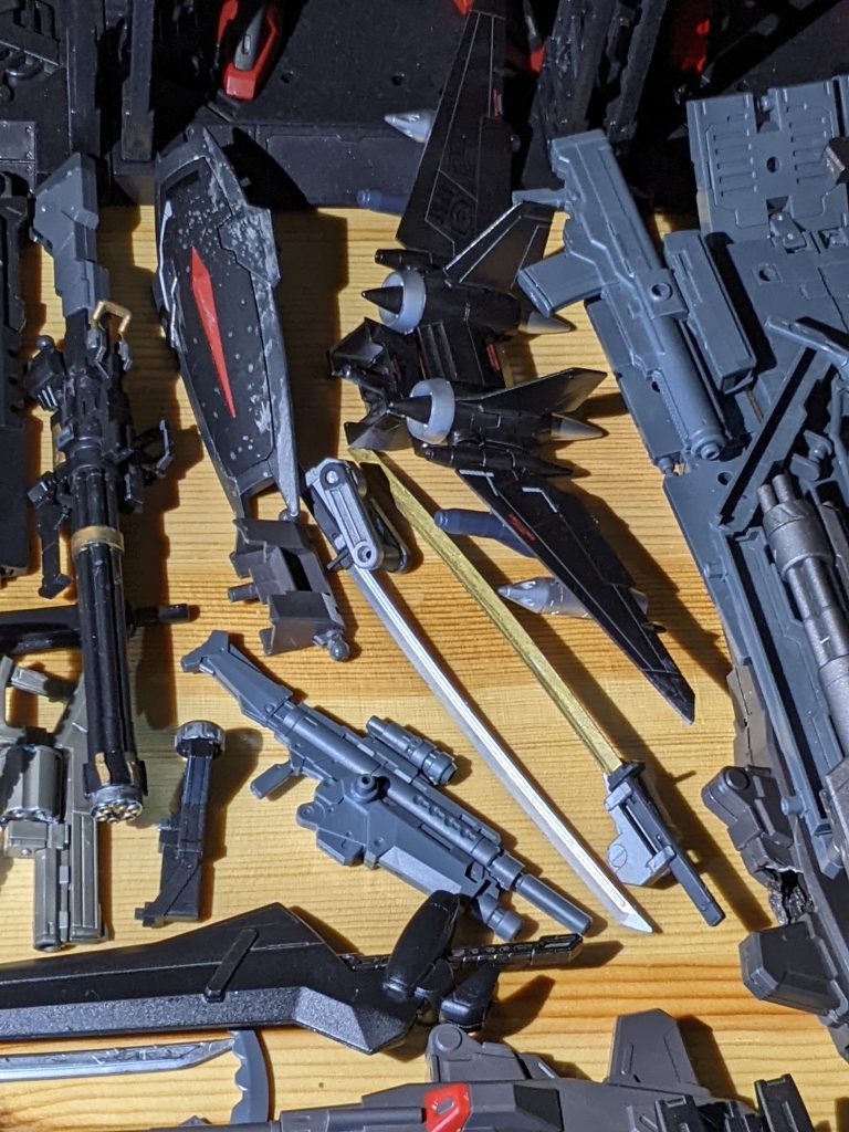 サヴェジベントガンダム・大型シールド・バスターソード or ツインソード・シールドファンネル×7・ビームサーベル×2・脚部ミサイルランチャーS.Bガンダム改修JB時追加武装・専用ジェットパック・3連装バーストライフル・実体ソード&Bコーティングソード