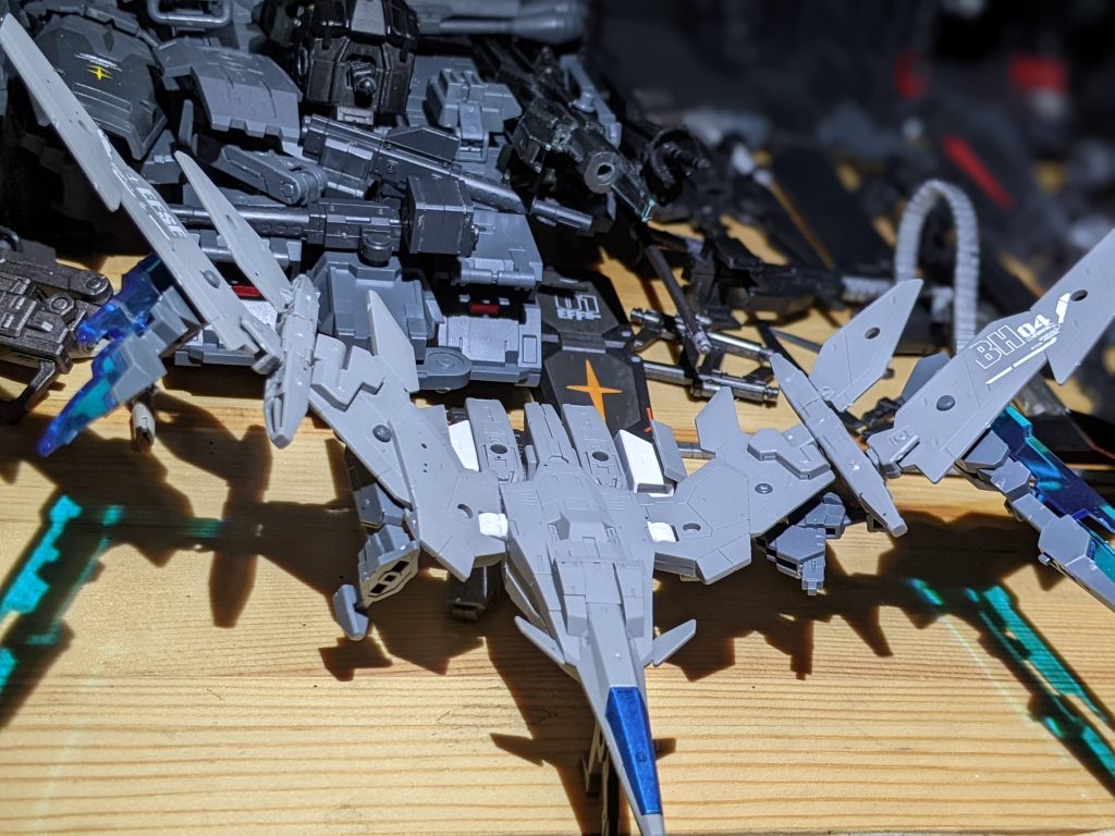 [S.F.S] ウィングフリークBビーム兵器の装備と、サヴェジベントの強化プランとしてロールアウトした機体である。ビームビットを使用した、格闘戦としても使用出来る他、最大4機に分離するビームビットを展開可能で、形状変化でブーメランや近接装備として使用可能。ただし、ハロを積むサヴェジとEガンダムのシステム発動中限定の無機物操作以外でオールレンジ攻撃は出来ない。