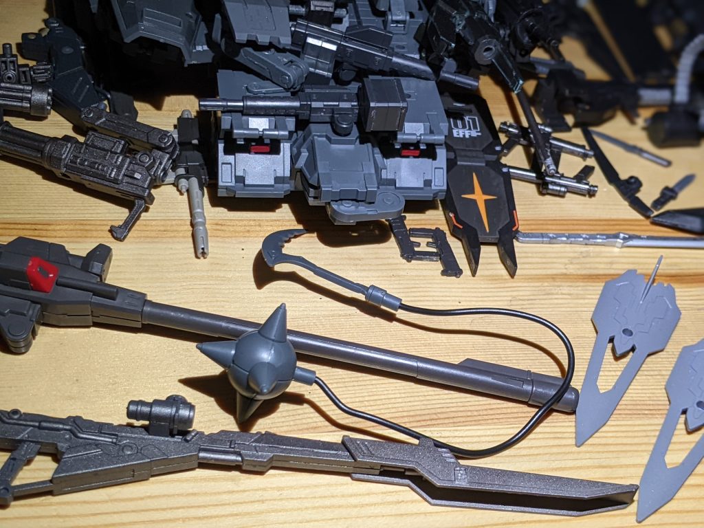 共通、収まらなかった装備達ウィングシールド　（ファング）大型インパクトランチャー　（サヴェジ）メガバスターロングライフル　（隊共通武器）↑陸改君のビームオーバーハングキャノンと合体でソードになります。ハンマー&サイズ　（サヴェジ改）