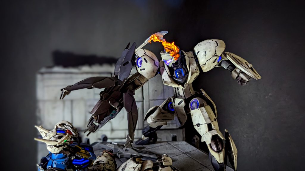 機体は以前製作したミカエリスとエアリアルを使用しています。ミカエリスは頭部のみ新たに手を加えました。エアリアルは以前も紹介しましたが､イタミテックさんの動画を参考にし､シェルユニットの模様を青く光らせるられるようにしています。