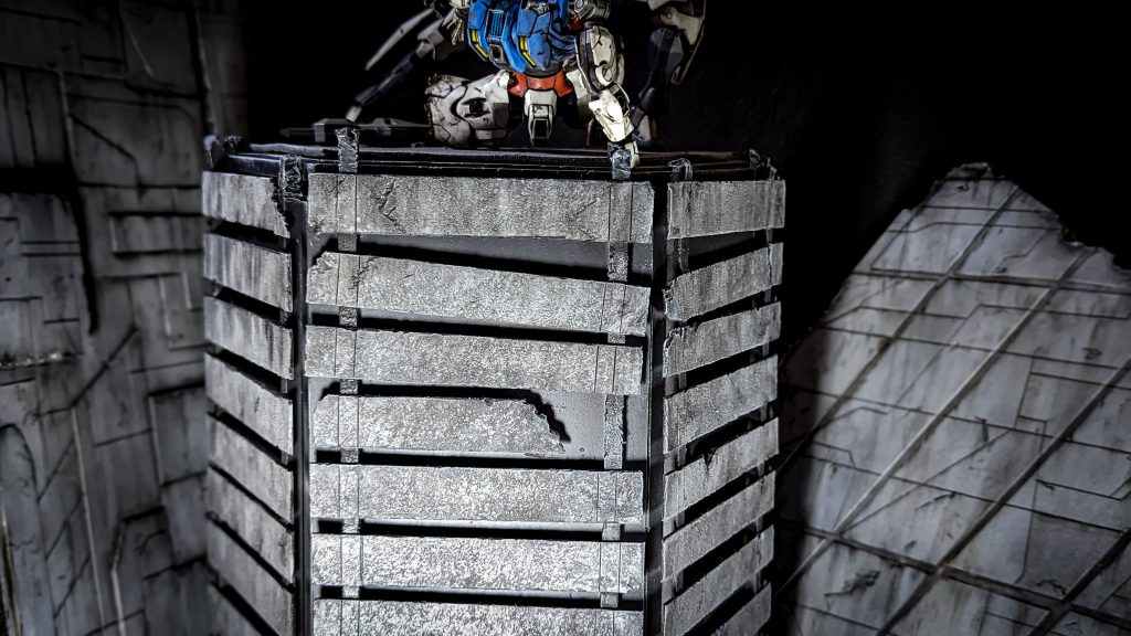 ビルや倒壊した建物はポリスチレンフォームとプラ板とプラ棒の3つで制作しています。ビルの外壁はテクスチャペイントを叩いて塗ることでコンクリートの細かい凹凸を表現しています。倒壊した建物に関しては､今回初めてオリジナルでスジボリしてみました。