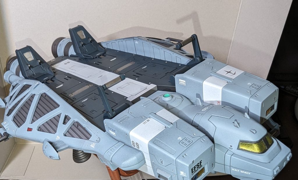 MSじゃないガンプラ初めて作りました。デカい。でかすぎる。MS乗っけるんだから、そら大きいよね…パーツは少なく、組むだけなら過去最短で出来ました。が、あらゆるパーツが挟み込むタイプなんで、全部段落ち処理&またパーツがデカくて塗るのも大変。(塗装中に持ち手棒から弾け落ちる…)ただ、平面が多くスジボリの練習にはなりました。