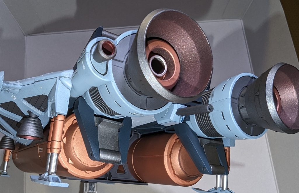 バーニアは無理くり塗り分け。筆塗りは手がプルってニガテです…テールにもドムパーツ余剰型機銃を付与。コレで追われても安心。なのか?