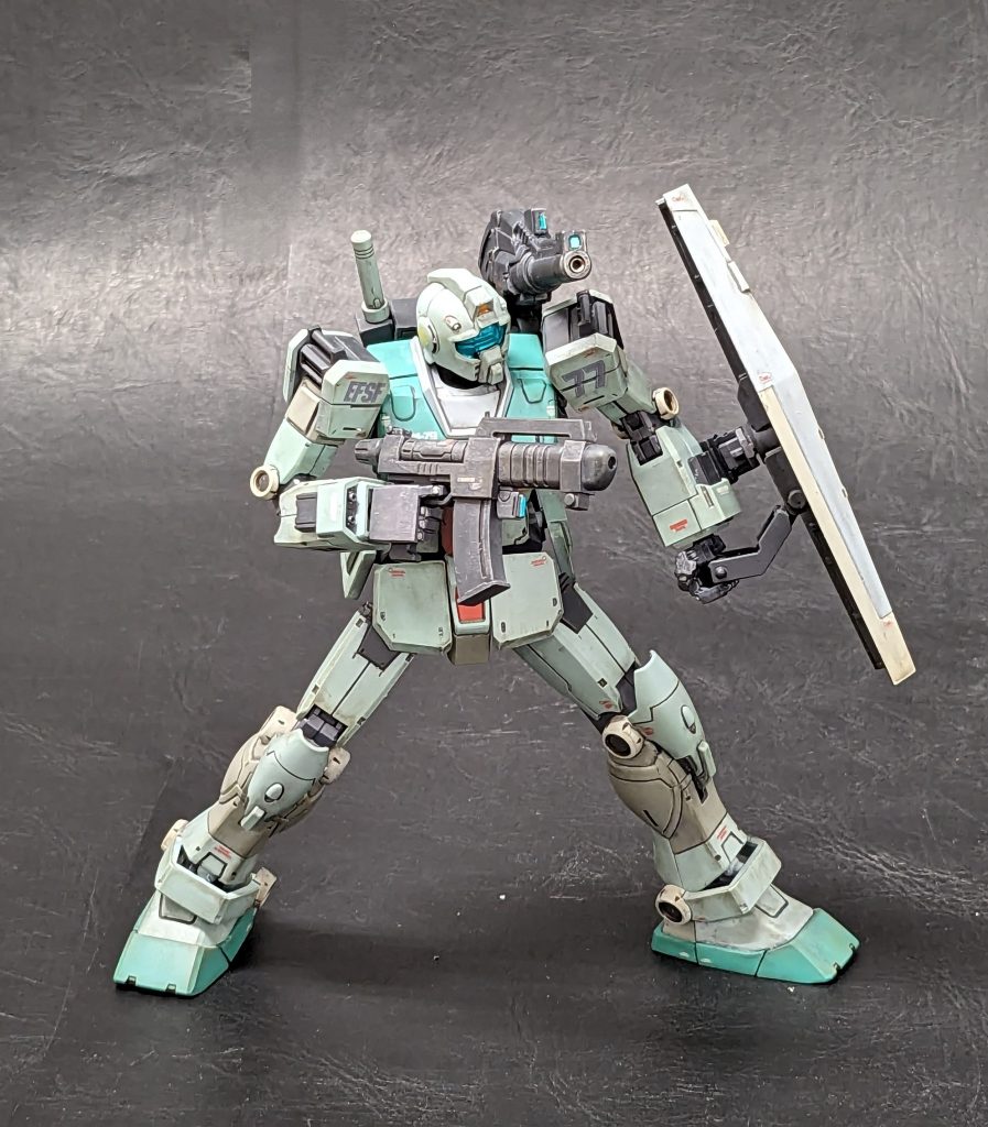 基本カラーはラッカー系。腕、足等はグリーンぽい いわゆるジムカラー、部分的にくすんだグレーを入れています。Mrウェザリングカラーのマルチホワイトでトーンを落としてタミヤのウェザリングマスターのオイルを角に、ライトサンドを面に入れて、ガイアのセミグロスクリアでトップコートしています。