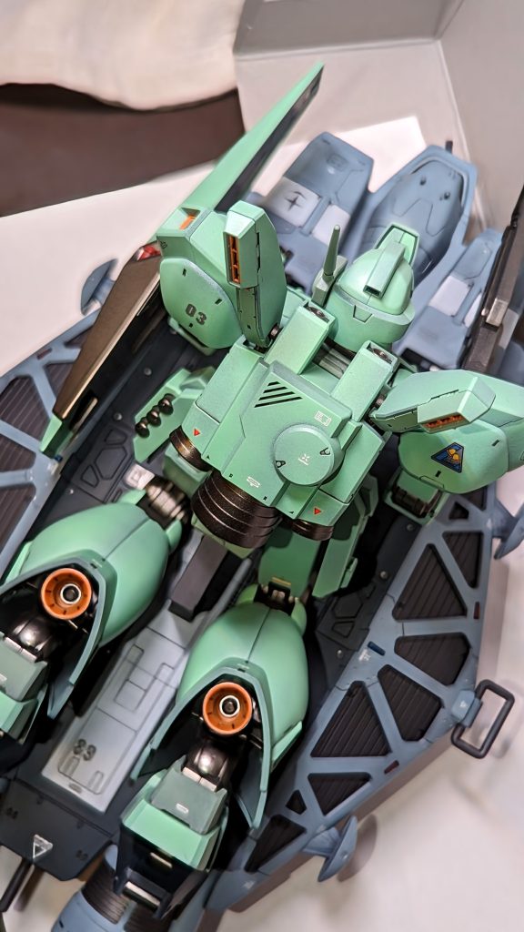 やはり乗せざるを得ない。昔作ったジェガンと共に。