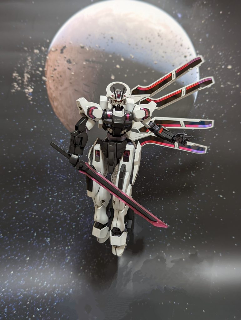 ハイライトや差し色を増やしても良さそう。本体は下地をグレーにガイアノーツのニュートラルグレーⅠでグラデーション塗装。これ殆ど白だねニュートラルグレーⅡでも良さげ。フレームは結構イメージ通りに仕上がった。クレオスグレーバイオレットを調色して作成問題は黒、いちを黒下地にミッドナイトブルーを調色してグラデーションかけたが境目が全く解らないwトップコートはガイアノーツのプレミアムセミグロスでもこのキット、部分塗装と墨入れで十分な気がするなぁ