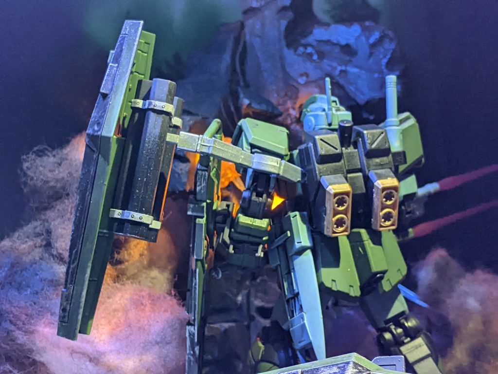 サブアームから繋がるシールドは、バックパックに隙間をあけて噛み合せで固定。スピア用のラックも差し替えで使えるようにしてます。