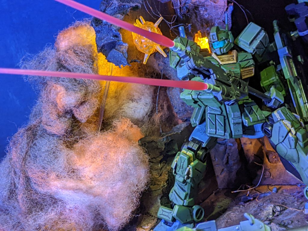 胴体の腕可動に邪魔な部分を切ってるので、肩が若干躍動がつけられるようになってます。