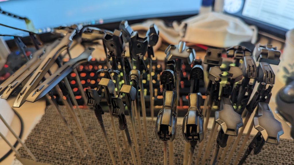 こんな感じで下地を載せたんですが、クリア白を塗ったら…【あんれ~ぇ?!】なんか予想してたより金属調にもならず、普通のベタ塗りと殆ど見分けがつかない仕上がりになってしまったので修行します(´Д⊂ヽ