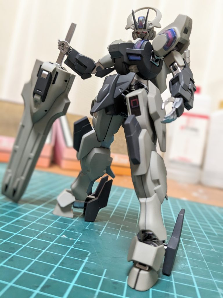 水星の魔女のキットはパーツ数を抑える工夫がされてるなとひしひしと感じました。武器も大きな剣のみで、パーツ数的には少ないので本当に手軽に作れてカッコいい良いキットだと思います。アニメが終わって毎月何個も新商品が出なくなると思うと寂しいですね。