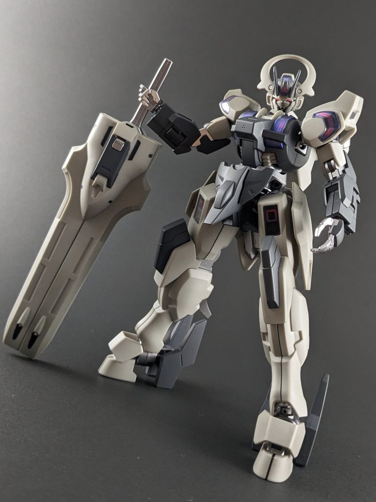 全身図。アニメでは暗いシーンで出てくる事が多かったので、くらい色合いで仕上げたかったのです。白部分は成型色にガンダムマーカーでスミ入れ後、つや消しスモークグレー。黒はメカサフスーパーヘヴィ。フレームはフレームメタリック2ですね。いたって簡単に塗っています。