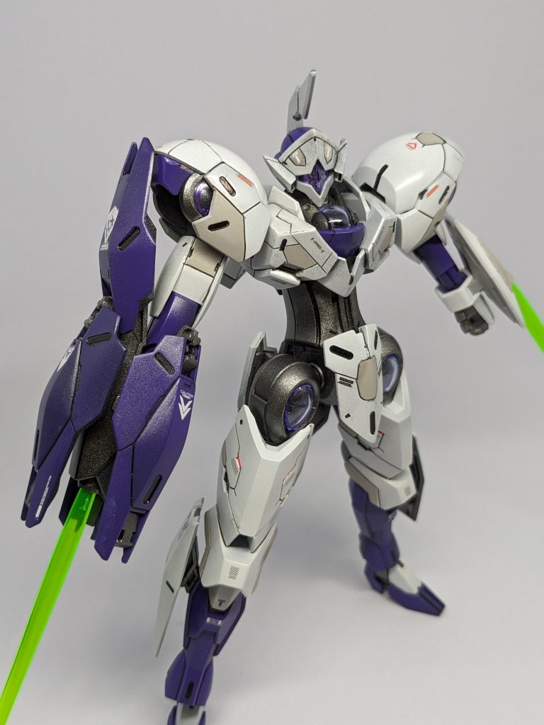 ビームサーベル二刀流。クリアパーツって一回はめると外せないですよね…この上からつや消しクリア吹いて良いのだろうか。。。濁りそうで吹けませんでした。笑  ご覧いただきありがとうございます！これからも頑張ります！