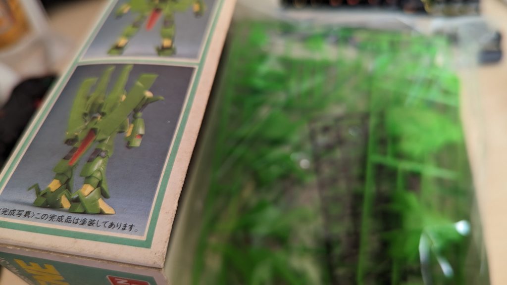 完成写真がランナーと違いすぎるwwwwwてかランナー成型色が緑一色wwwさぁ頑張ってみましょう。