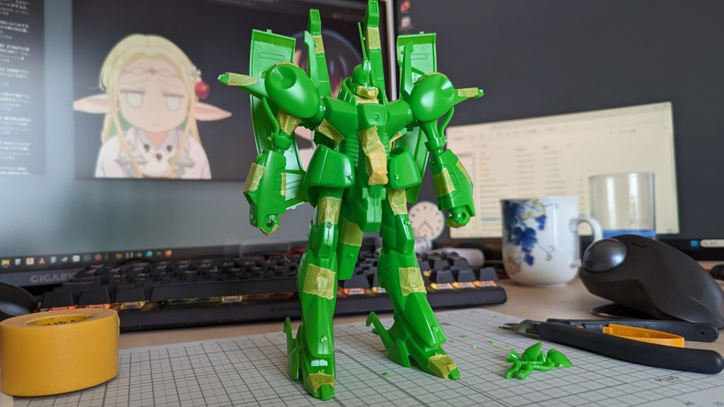 とりあえず仮組みするとこんな感じです…え?キミ…足短くない?なお武装もナニもついてないので、部品数はホント少なめ。