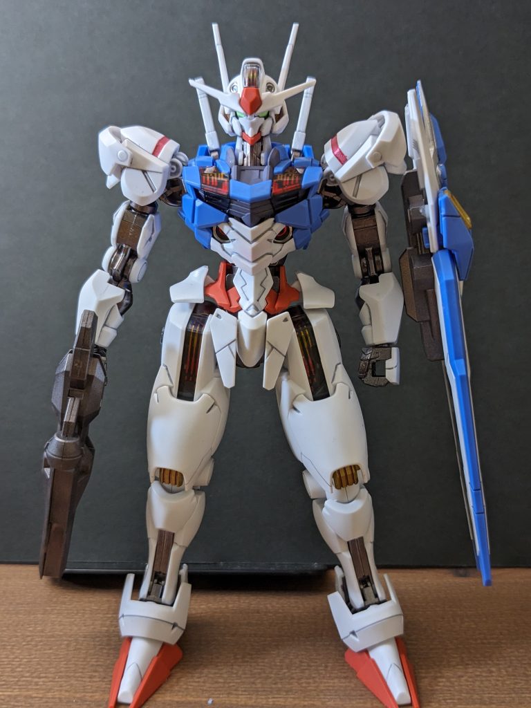 スタイルのいい良キットですね。成型色の黄色が好みではないので襟と胸はメカグレー、その他はゴールドに変更しました。