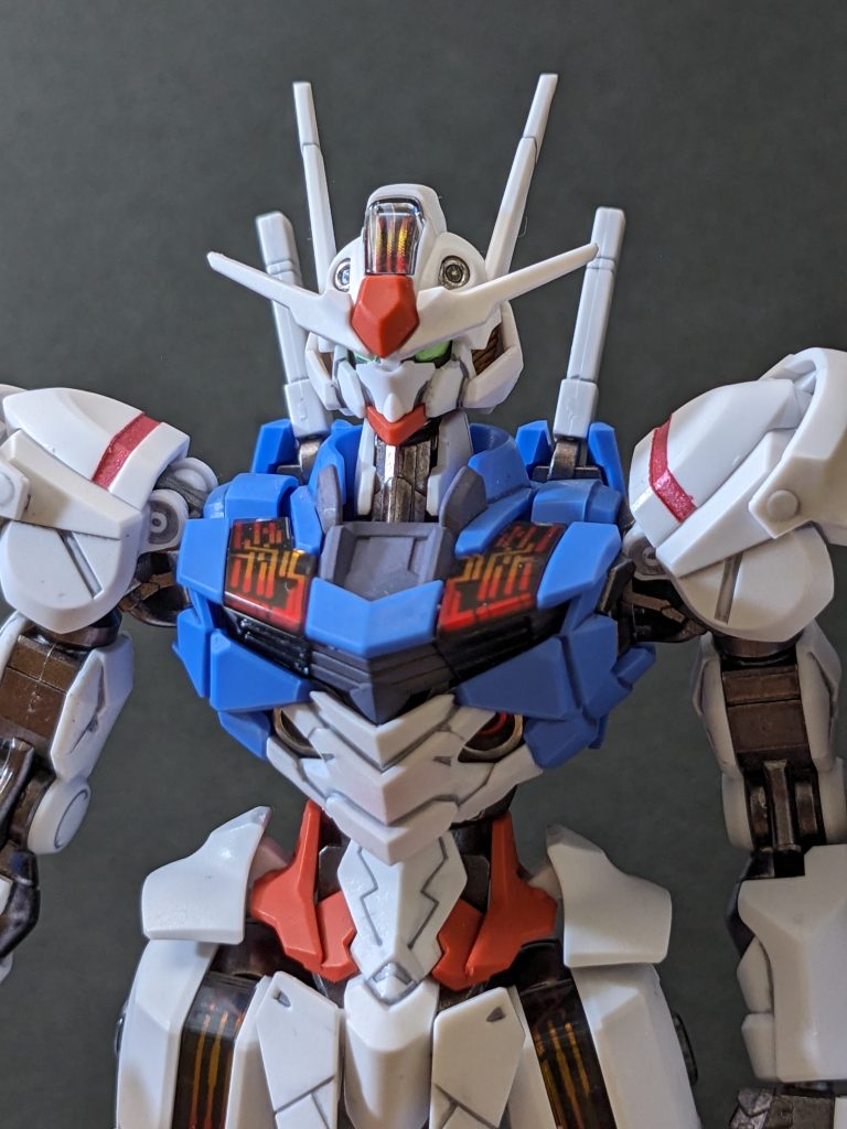 わかりにくいけど、頭部バルカンと胸下の丸ダクト?はメッキシルバーを吹いてます。