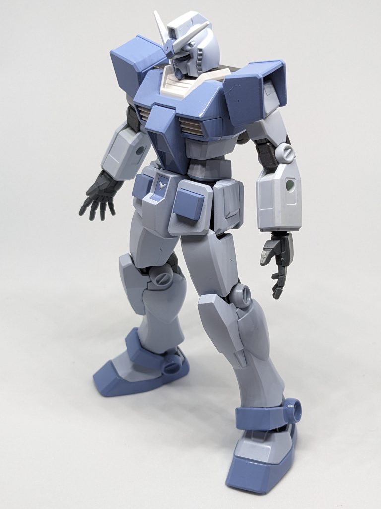 配色は娘が大好きなすみれ色とすみれ色にホワイトを加えたもの、そして襟周りと胸部ダクトだけホワイトのみ。黄色い成型色に白乗せるのがものすごく難しくて、ここだけめちゃくちゃやり直した。あとから調べたが、一旦黒サフ吹くといいらしい。また次回やってみるとしよう。