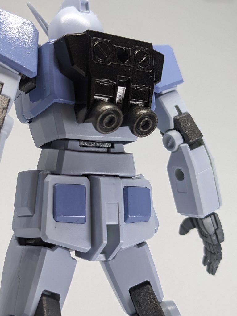 今回はバーニア加工を工夫。3mmランナーにピンバイスで穴明けしたものをバーニア内部に貼付け。これは簡単に情報量増やせていい。それにしても初導入のエアブラシだが、塗膜薄さが筆塗りとは別次元。前作の筆塗りで組み付けクリアランスがきつくなりすぎたおしりのコア部も難なくハマってニヤけてしまった。