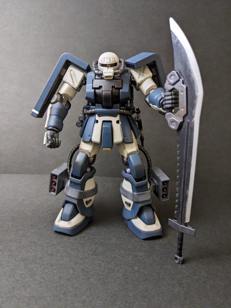 照明の関係で明るくなってしまってますが、もう少し暗いネイビー色です。