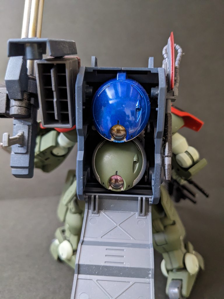 コンテナ内のグリモアヘッドは青のキャンディー塗装とボディ同色の2種類。