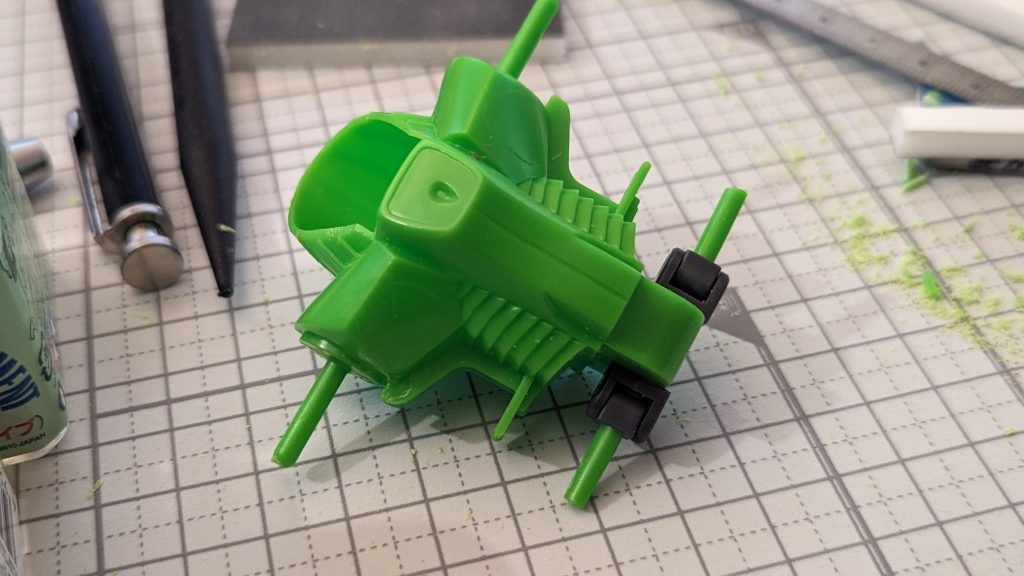 足の長さもですが【ハの字】に足が開けないので、まずはソコに手を入れてみました。コトブキヤさんで出している関節パーツを足してみました。