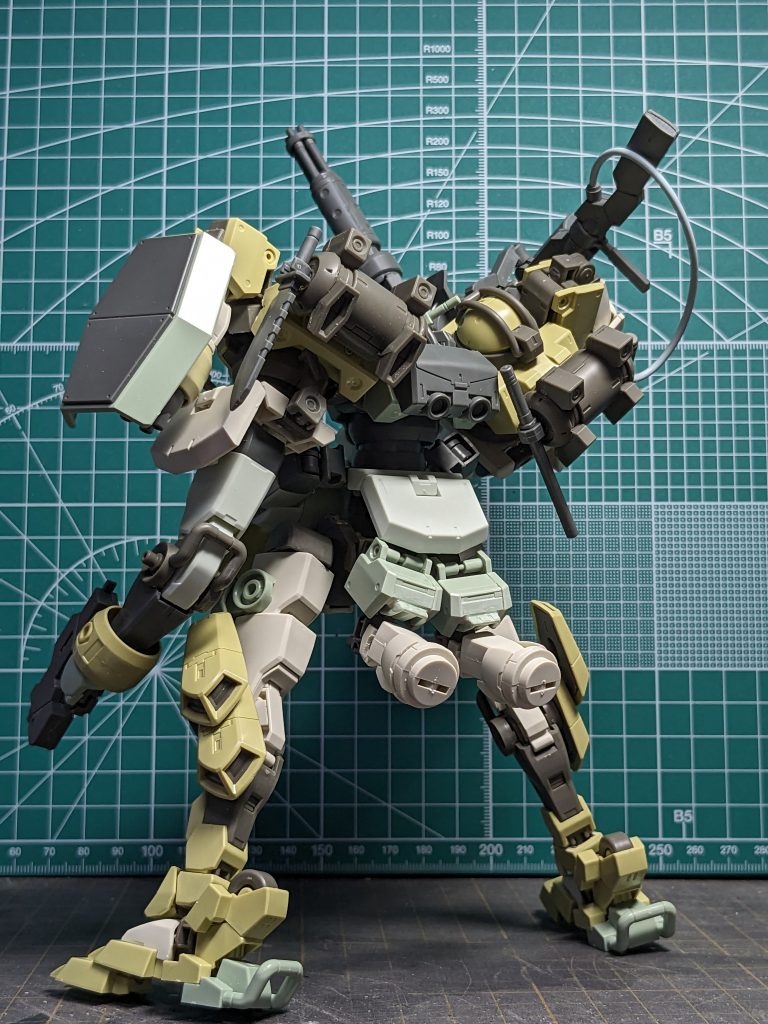 背面。腰から垂れた腕はもうちょっとバーニアーっぽくすればよかった。