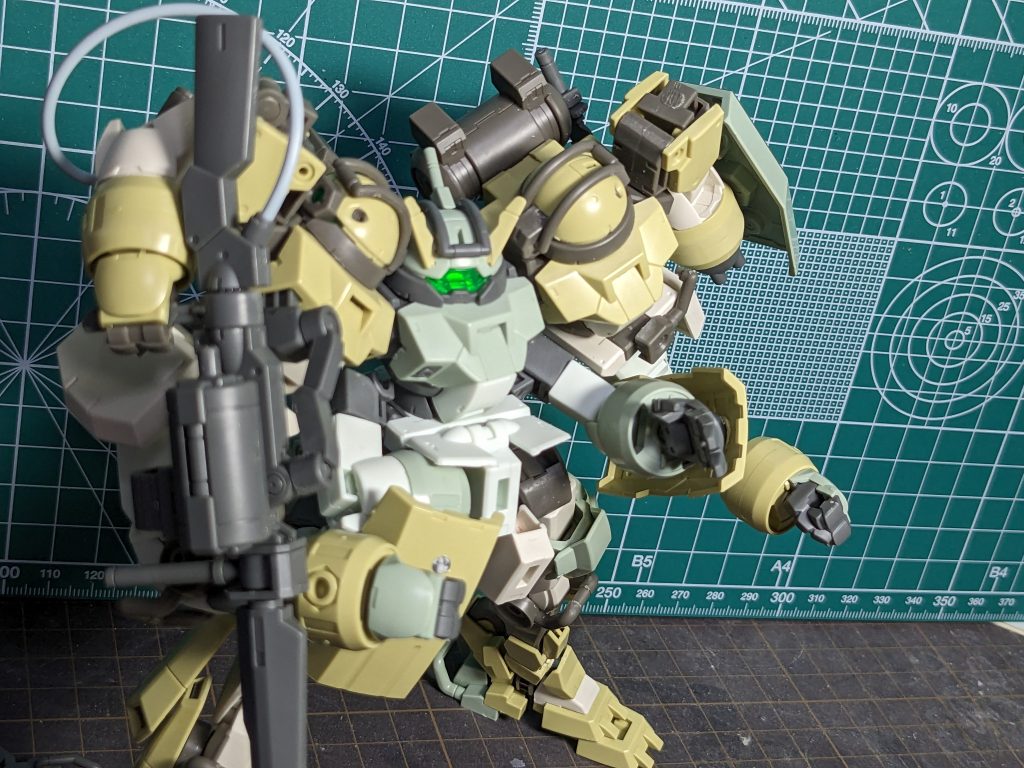 腰には隠し腕仕込んでます。