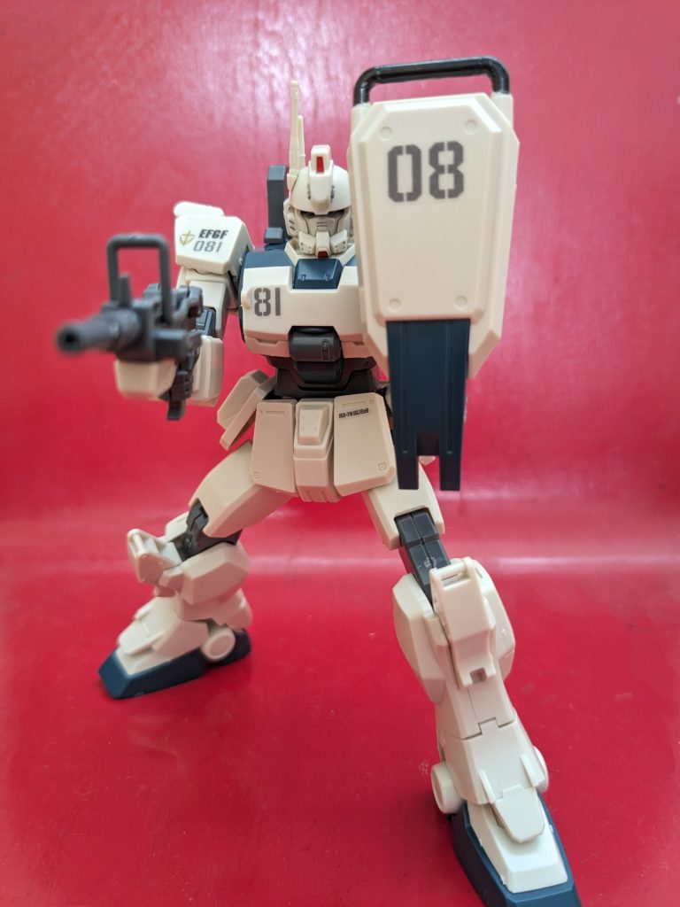 まずはシールドを構えながらヤシマ重工製100mmマシンガンを放っている感じのポーズです。足もかなり左右に振れて、接地性が高いのは良いですね。あとシールドの上部、パイプのような部分はガンダムマーカー黒でパッと塗ってみました。原作とは少し違うカラーリングですが、塗るとかなり化けますね。一応顔にはスミ入れもしました。顔がクッキリするとかなりイケメンに見えます。
