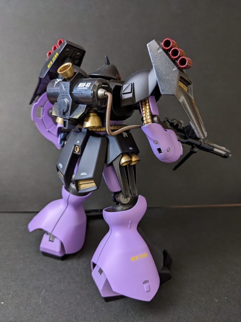 ビームライフルのエネルギー供給としてバックパックとスプリングパイプで接続