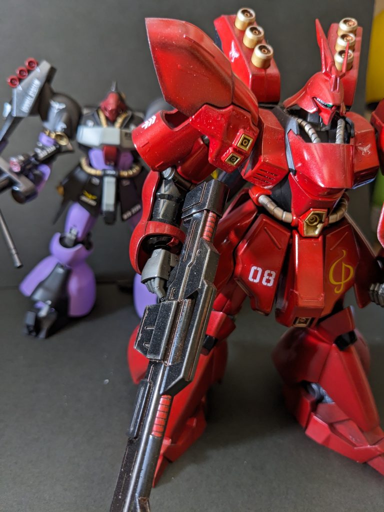 ファンネルコンテナの中も塗装してますが開閉して塗装が剥げるのが怖くて一度も開けてません。なにやら後ろに気になる機体が…