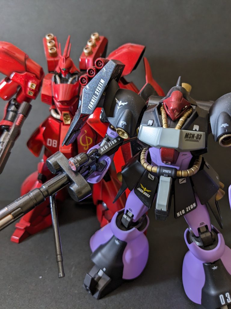 サザビーと並べても違和感なしマッチョな機体にドムカラーは似合いますね。