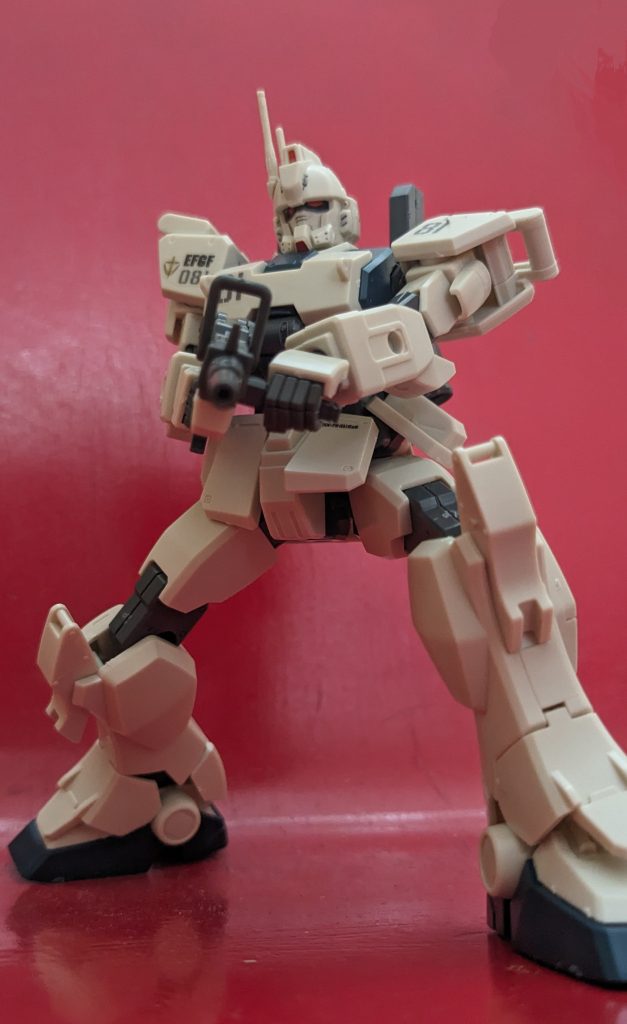 対戦車、対歩兵風のポーズです。見上げる画角だと赤いカメラアイやサイズ差も相まって白い悪魔感が増しますね🤣 