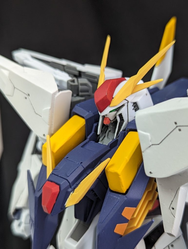 フェイスガード(頬当)は短くしてます顔は小さかったのでEGガンダムから拝借して作りましたガンダムフェイスにになったかと