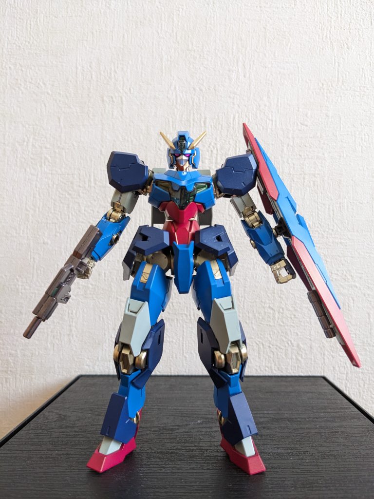 正面顔はマスクだけ銀にして仮面ライダー感出しつつ、パーツ割を活かして「超力招来!!でサナギから蝶になるヒーロー」風にしてみました😄使用カラーはライトブルー、シャアレッド、ティターンズブルー、MSVライトブルー、ホワイトゴールド、イエローゴールド、ヘビーガンメタル、メタイエローグリーン、メタピンク、シャインシルバーです。80年代の主役機のカラーリングって、番組ごとに何かしら新機軸を打ち出してた気がしますが、この機体では、・「胸を濃い色、肩と下腕を薄い色」に行きがちなトコを「胸に薄い色(ライトブルー)、肩に濃い色(ティターンズブルー)」に・フツーなら白使いそうな箇所をMSVライトブルーにあたりでそこを意識してみました😉