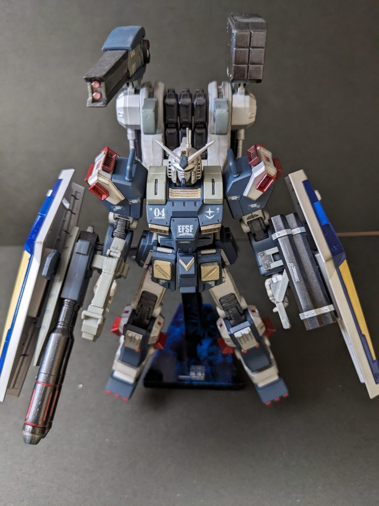 マスキングで心が折れそうになるもなんとかやりきりました。シールドが足りないのはボールの改造に使ってしまったため。けど、シールド無い方が本体が良く見えて好きなんですけどね。