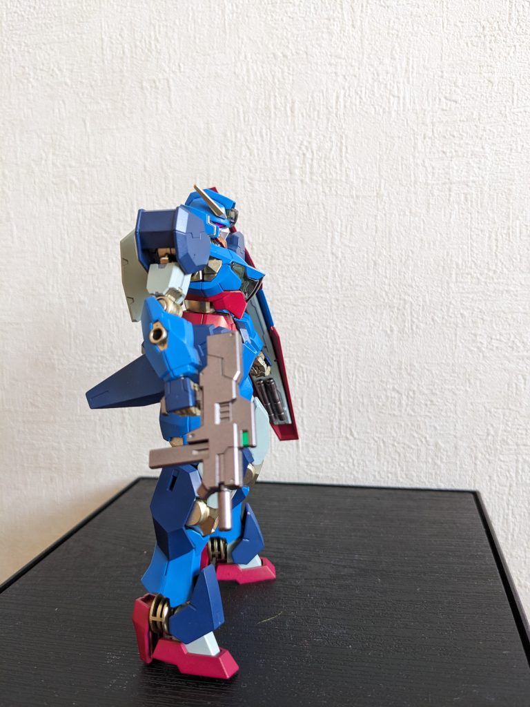 右側面関節はここんとこ「何とかの一つ覚え😅」くらいに連続使用してるホワイトゴールドですが、銃はデザインのシンプルさに合わせてガンメタにときました。