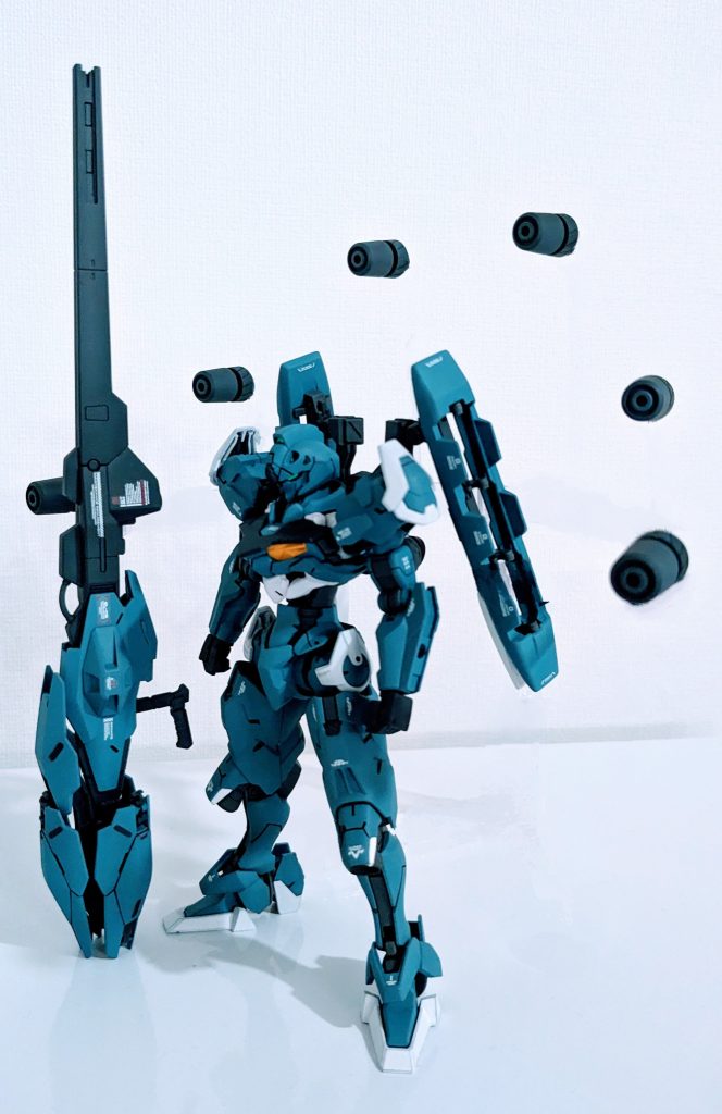 ラストは別日に撮った写真です。こんなにビビットな青じゃありません。どんだけ変わるんだ!ビットスタンド消してます。圧倒的浮遊感(加工感)wありがとうございました!あと、悩み相談です。トップコートでつや消しすると、エッジのハイライトも、落ち着いて目立たなくなってしまうのが悩みです(今回はホワイト使うべきだった?)。というかウェザリング全体が目立たなくなる気がします。少しオーバーにするくらいが良いのでしょうか?どなたかご教示ください😂