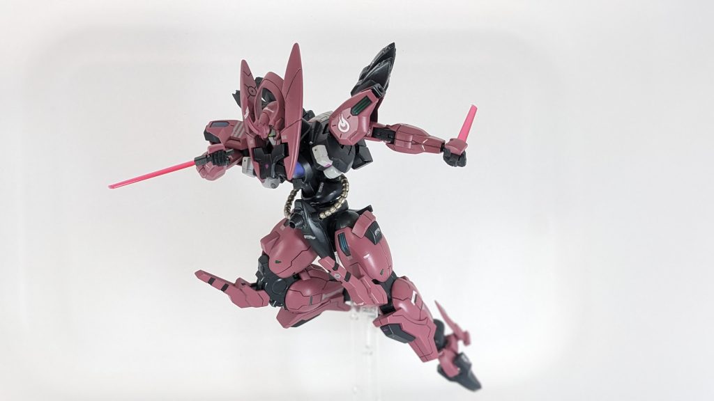 今回一番様になってるかもしれないビームコダチ。ニークラッシャーの裏に装備しています。刀身は短いけど、その分貫通力を高めているという設定です。投擲武器としても使用可能!