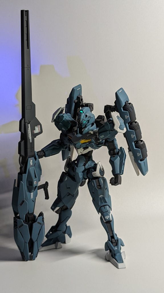 早速、UVライトが映り込んでますね。今回は暗室、間接照明で撮影。UVライト消したいので、PhotoRoomで背景加工したものも載せます。缶スプレー塗装で調色できないので、インターミディエイトブルーで塗装、ウェザリングカラーで薄くホワイトウォッシング、ウェザリングマスターのグレーでエッジハイライトを兼ねて全体に施しました。でも余裕で設定色より濃いですねー😅そして、肉眼で見る色とやっぱり違う🐤