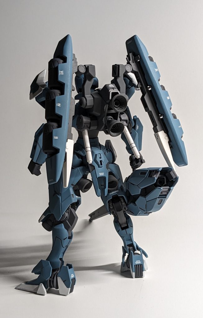 腰だけ1.6mm延長。ソール部横の三角形の出っ張り、幅と上面の急な角度が気になっていたので、それぞれ削りました。バックパックはルブリスの下側をカット、それっぽく似せて、ビームサーベルを装備させました。