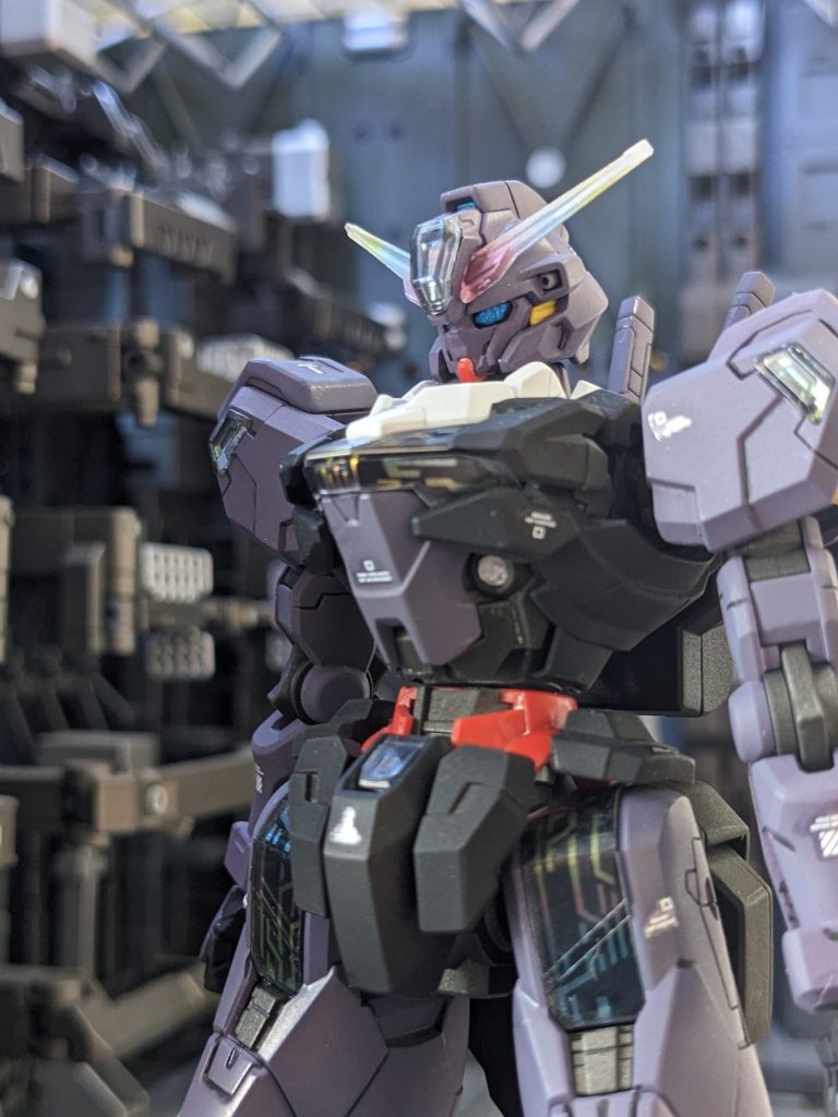 ラストはいつもの格納庫にて。ヴァナディース事変の混乱の最中、オックスアースにて秘密裏に回収されたキャリバーン2号機。地球に降りた黒い魔女は、格納庫内にて静かに刻を待つ。