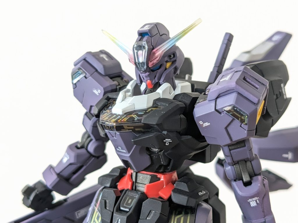 パーティーの最中、突如巻き起こる衝撃。同時に都市全ての電源が落ちる。黄昏の空を見上げたスレッタが目にしたのは―かつて自分が搭乗し、失ったはずのMSが舞い降りる姿。その白亜であった機体色は漆黒に染まっていた。黒き魔女のコクピットに座する仮面の男。褐色の肌に美しい金髪を垂らす仮面は、一人つぶやく。「久しぶりだね、水星ちゃん」