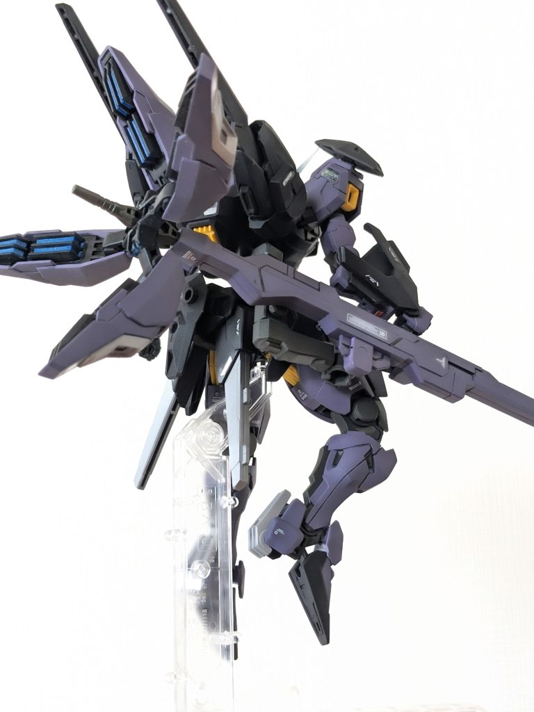 バックショット。ビットオンフォームのボリュームがすごい。