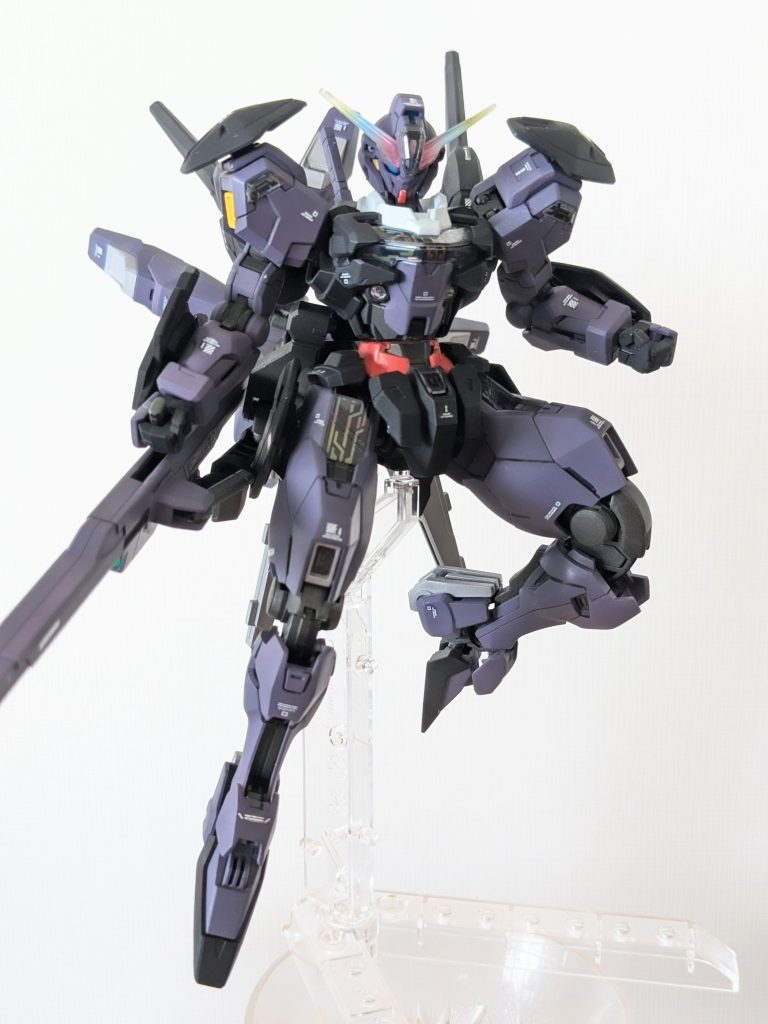 [カラーレシピ　基本混色なので参考までに…]・黒色外装…セミグロスブラック・紫外装…モンザレッド、コバルトブルー、ホワイト、グレー等混色して納得いくパープルを作りました。・関節…黒鉄色。ダクト等一部にはフラットアルミ+シルバーでアクセントある質感にしました。・黄色部…発色を良くするためホワイトからイエローをたちあげ。襟はクールホワイトで差し色に。・ライフル後部はメタリックブルーにてマスキング塗装。発光状態を表現。・サーベル…一部にホワイトを吹いて発光を表現。・ツヤ消しのトップコート。つや消し仕上げにしております。