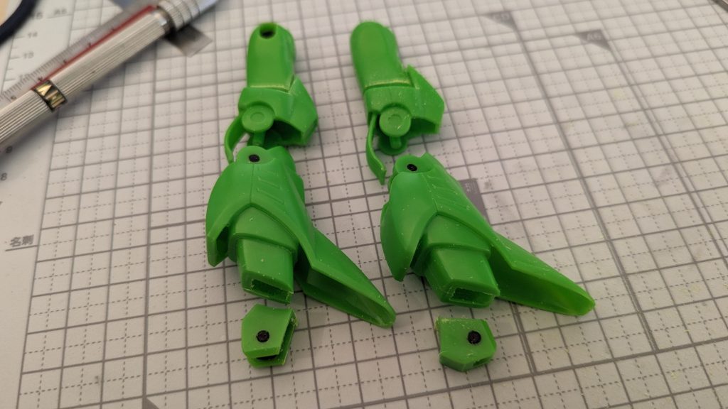 ほんで足は大腿部の膝寄り、そして足首の部分を分離してから…