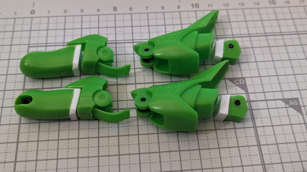 積層したプラ板でササッと延長してみました。大腿部が3[mm]、足首部が4[mm]ぐらいだったかな？プラ板はタミヤさんのを使いましたが、積層して接着すると0.5x8＝4[mm]にならないんですよね…初めて知りました。