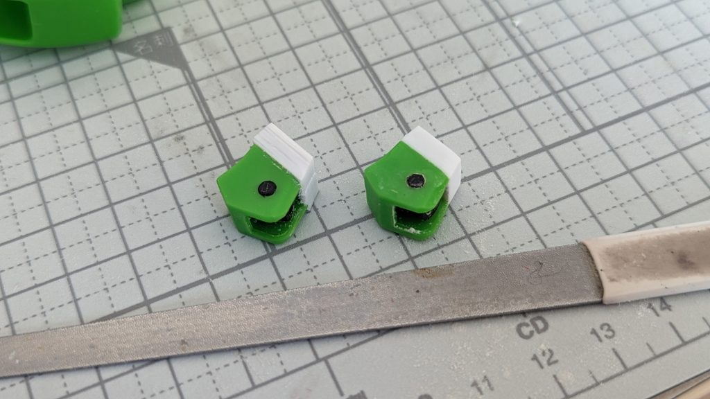 大体の長さが決まったら、あとはヤスリ1本で削り倒す根性物語。