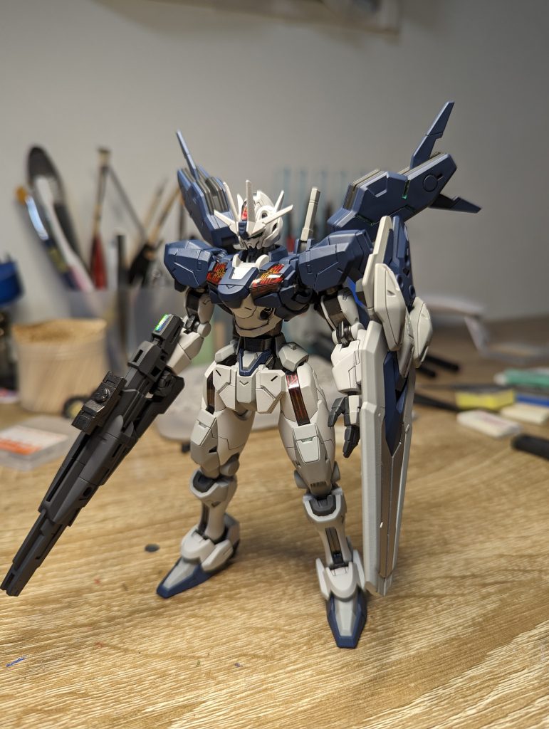 雰囲気を暗く、それでいて元のイメージを崩さないよう。白→ニュートラルグレー1と2青→コバルトブルー+ティターンズブルー1フレーム→スターブライトアイアン武器やマニピュレータ→メカサフヘヴィ銀→スターブライトシルバー散りばめた緑→HQオーロラグリーンシールにUVレジン思ったほど個性は出ませんでした(笑)